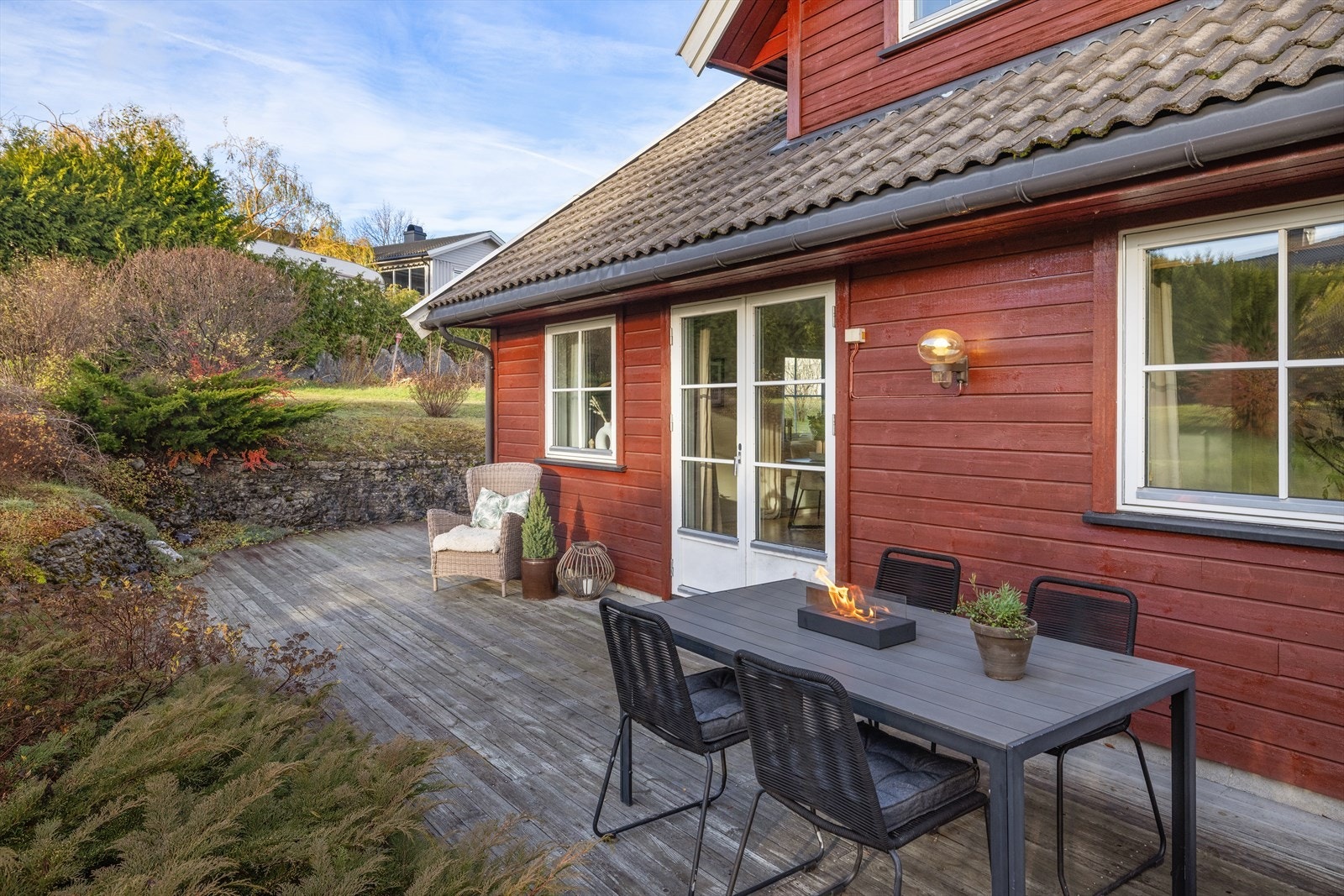 Fine uteplasser. Gangsti ovenfor boligen Galleribilde