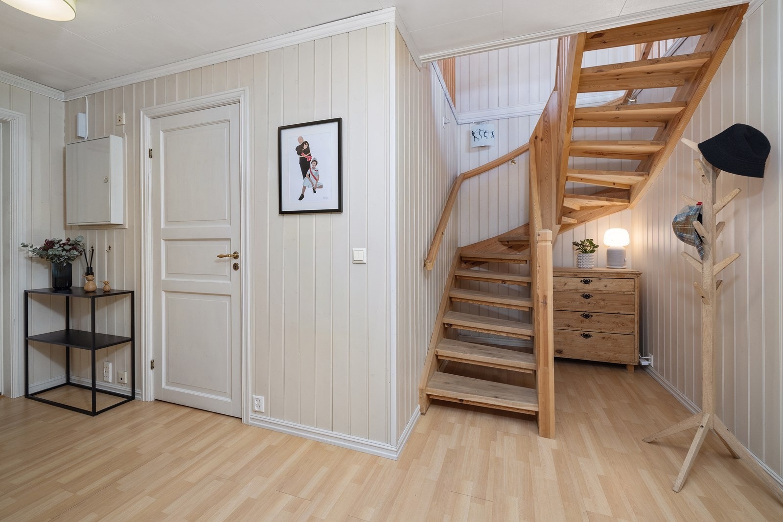 Romslig hall med trapp opp Galleribilde