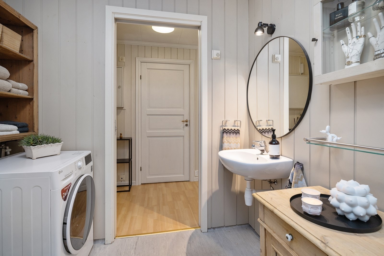 Plass for vaskemaskin i hjørnet av badet Galleribilde