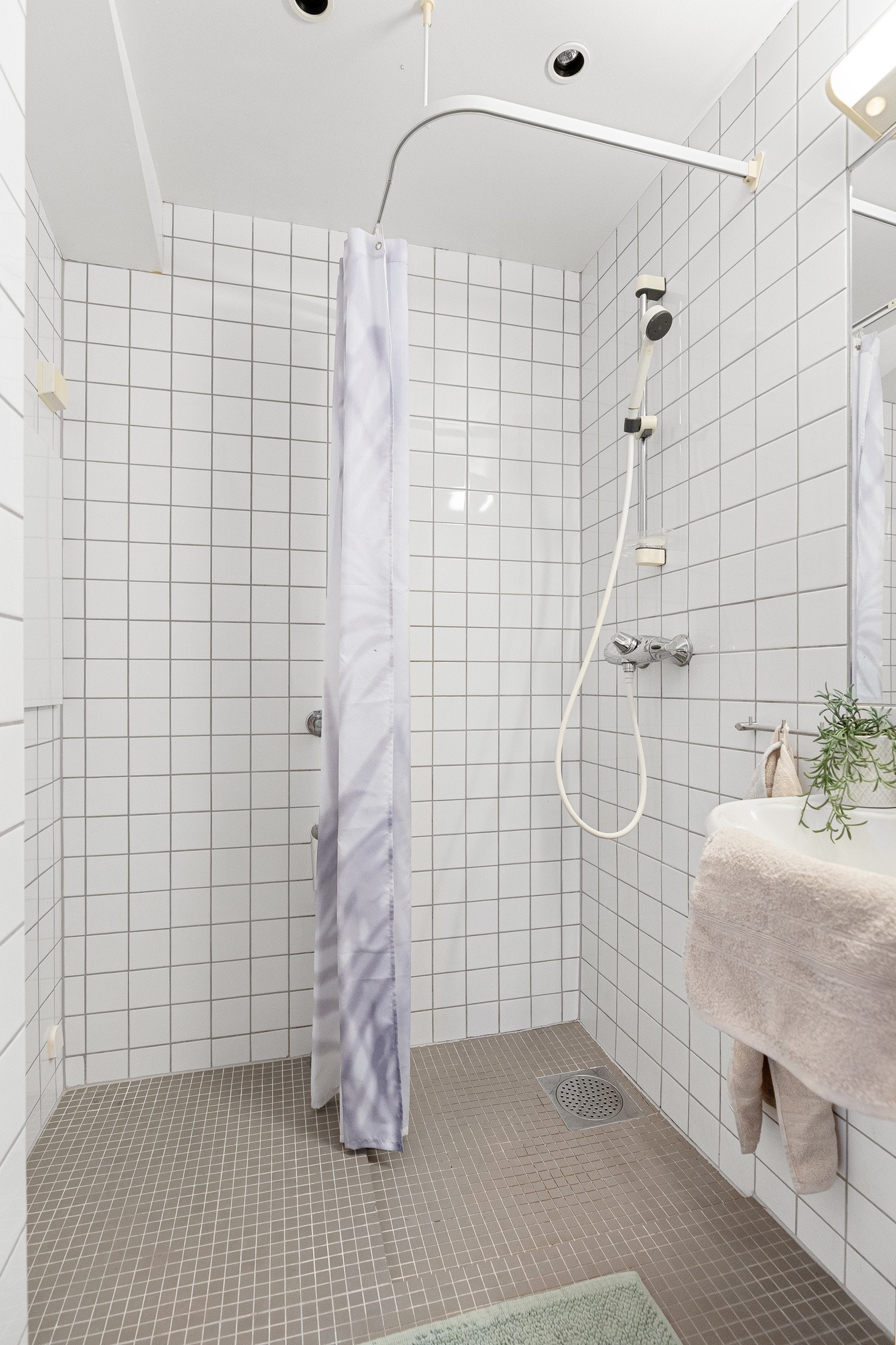 Dusjhjørne og opplegg for vaskemaskin Galleribilde