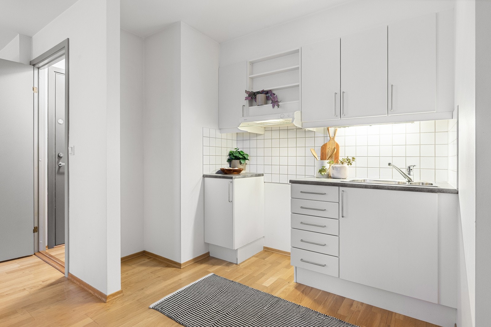 Pent og praktisk, delvis separat Sigdal-kjøkken Galleribilde