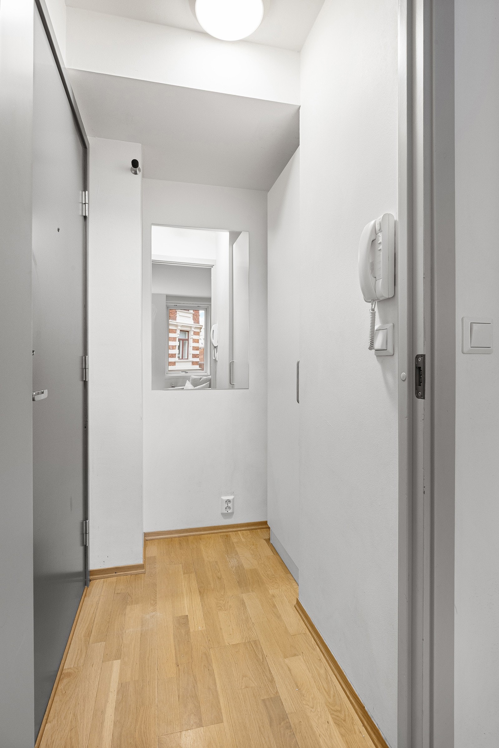 Leiligheten har en god intern beliggenhet i byggets 2. etasje med heisadkomst. Entréen fremstår lys, med garderobeskap. Galleribilde