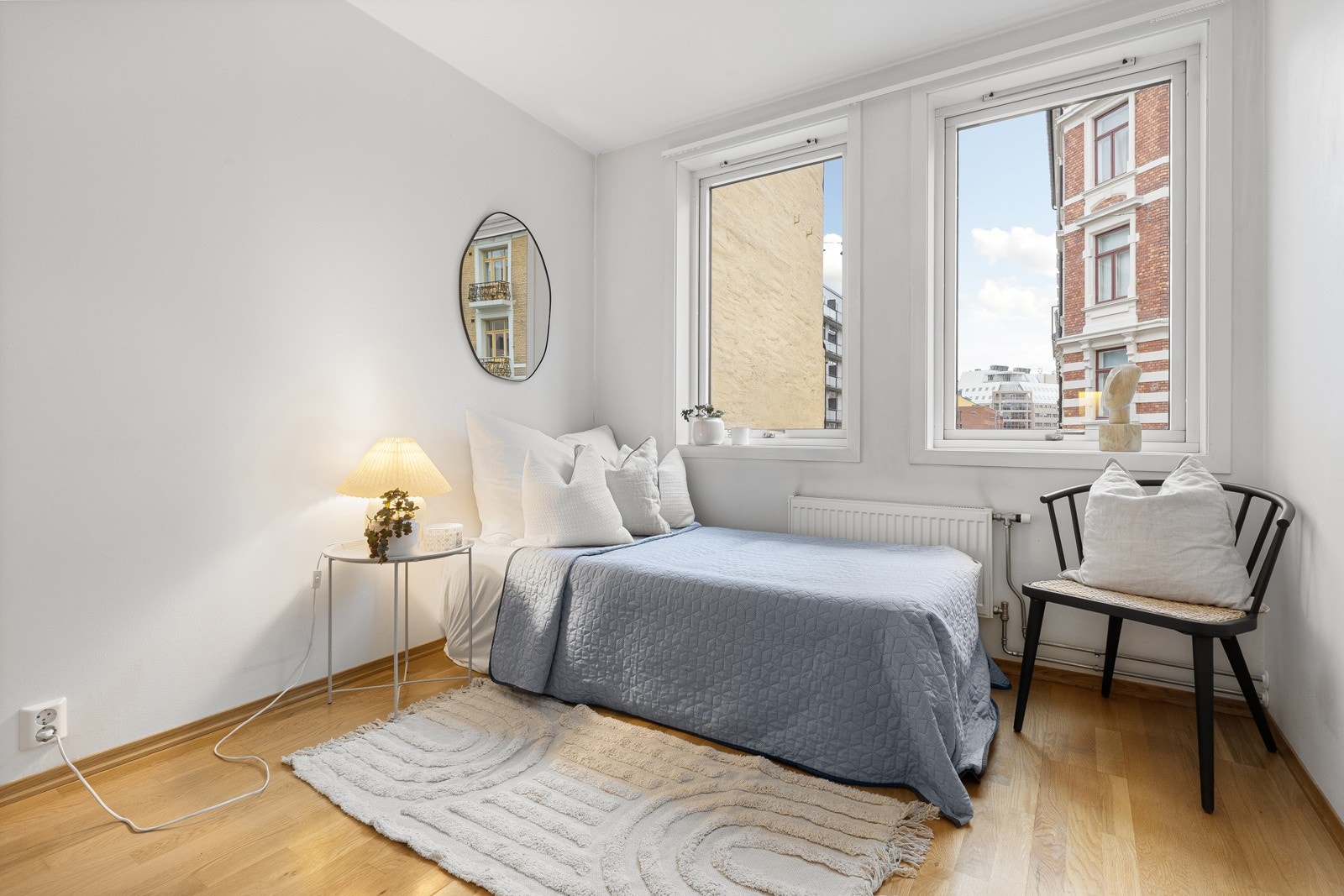 godt soverom med fine vindusflater mot sidegate. Vinduskarmene er dype og har plass til ekstra dekor Galleribilde