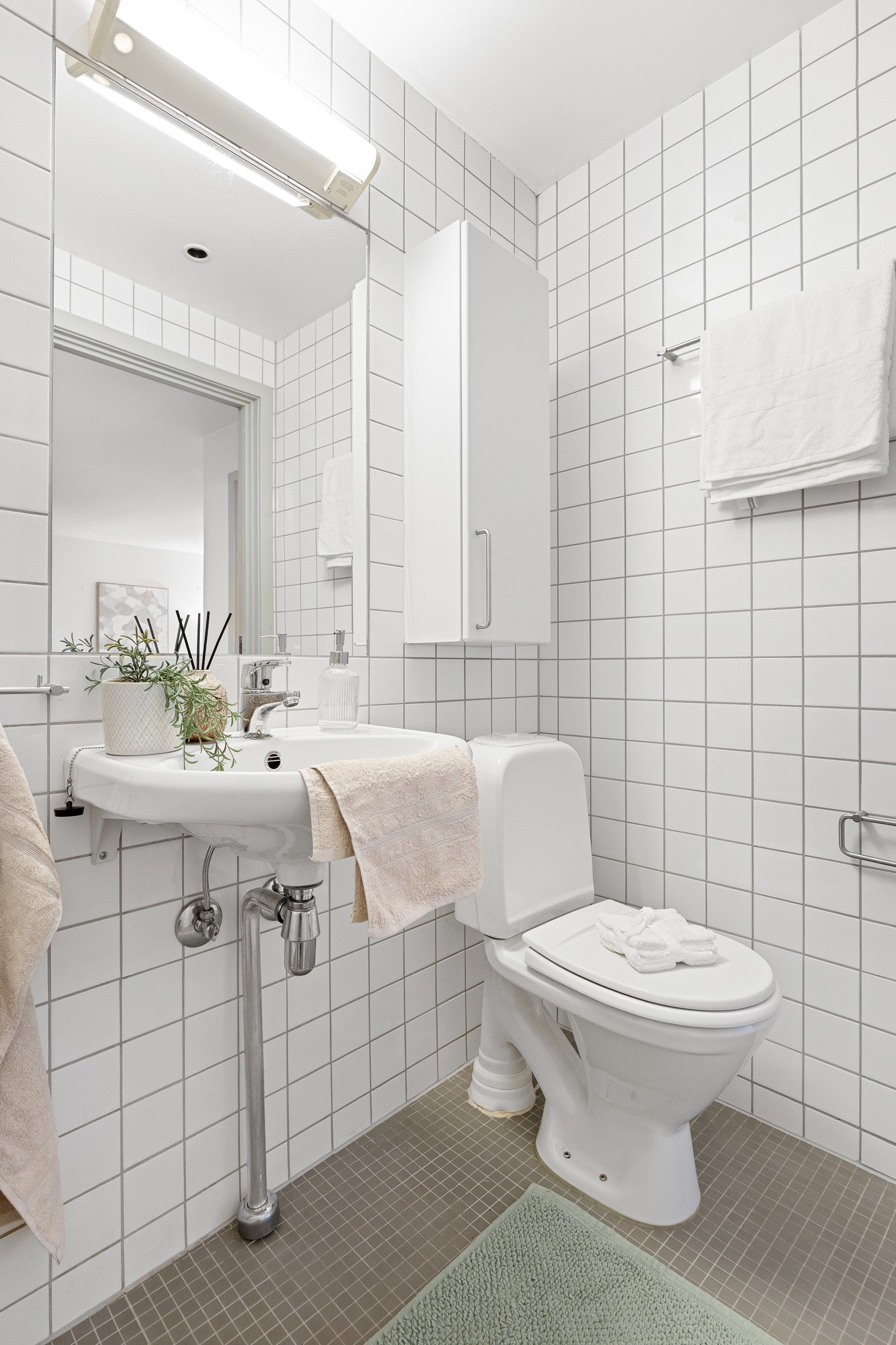 Servant, speil, håndkleholder, toalett og skap Galleribilde