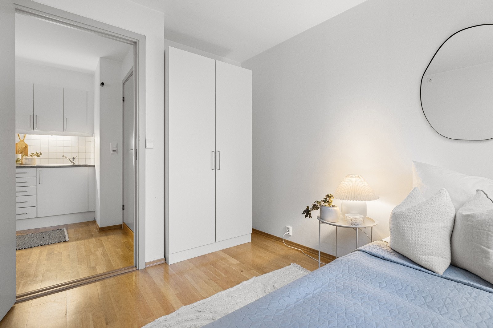 Ellers er det plass til dobbeltseng, nattbord og det er et romslig, dobbelt garderobeskap her. Galleribilde