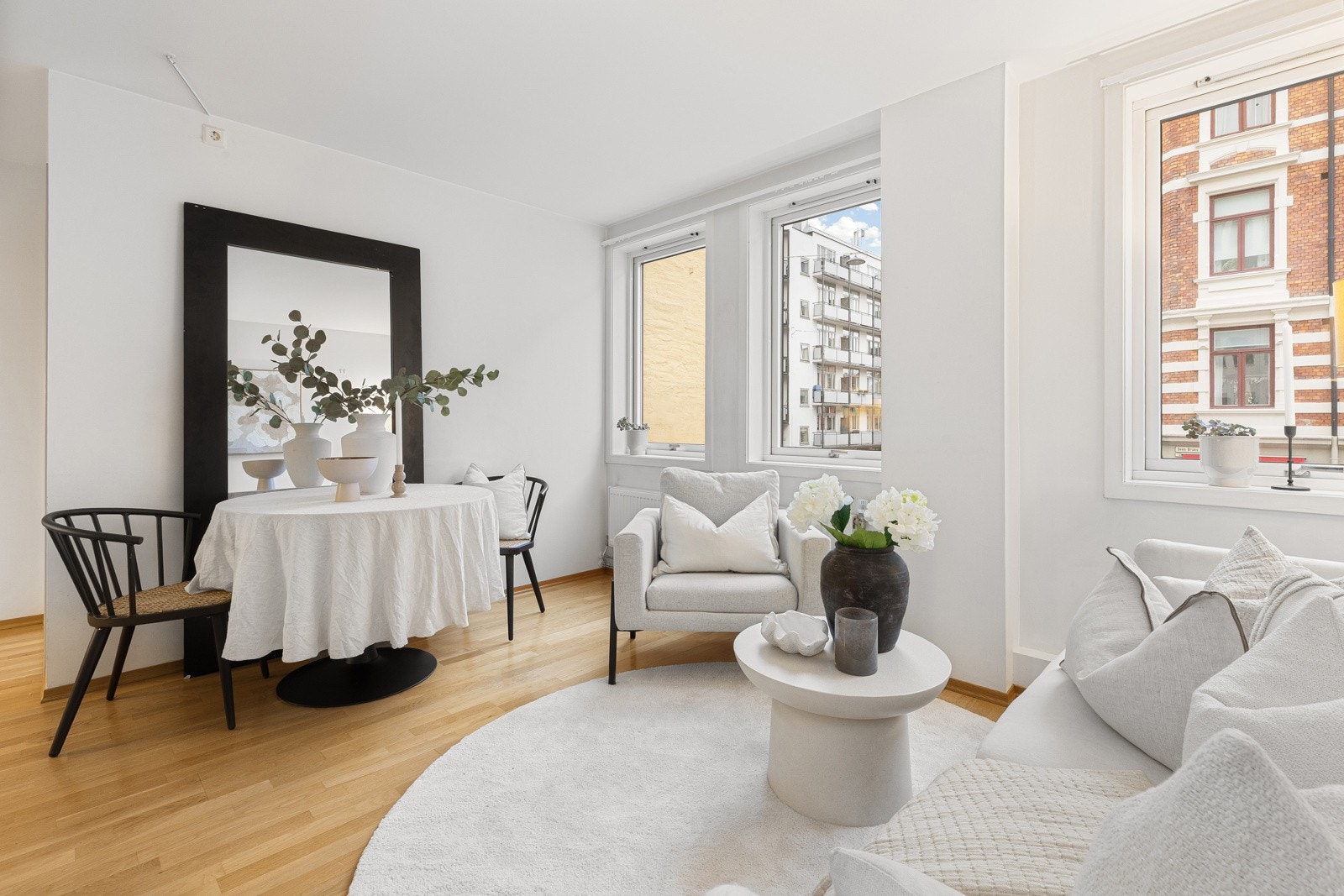 Romslig stue som skaper et sosialt oppholdsrom Galleribilde