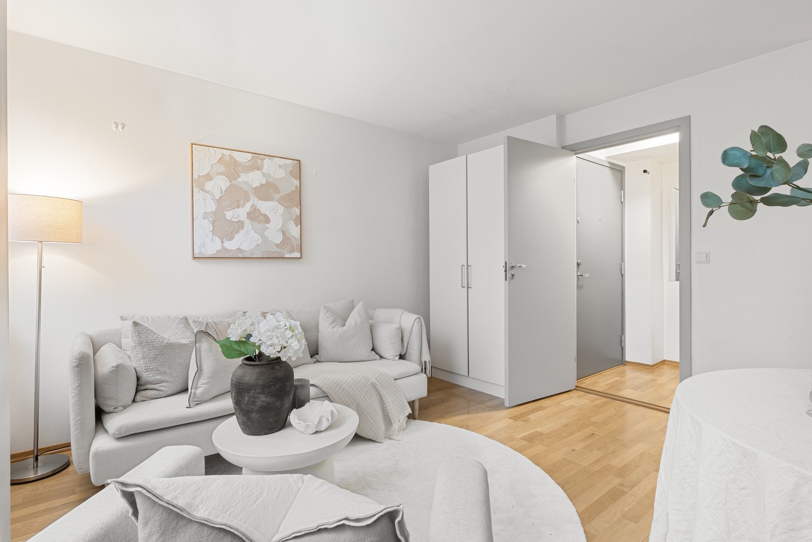 Stuen har god plass til sofagruppe med tilhørende møblement og spisebord Galleribilde