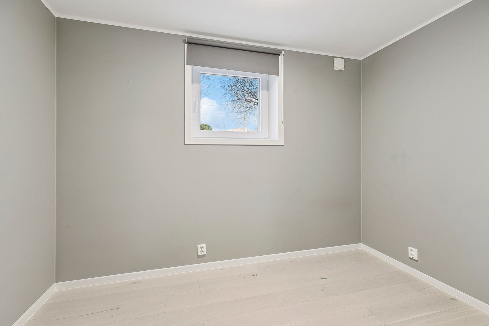 Romslig soverom med plass til dobbeltseng og garderobeløsning Galleribilde