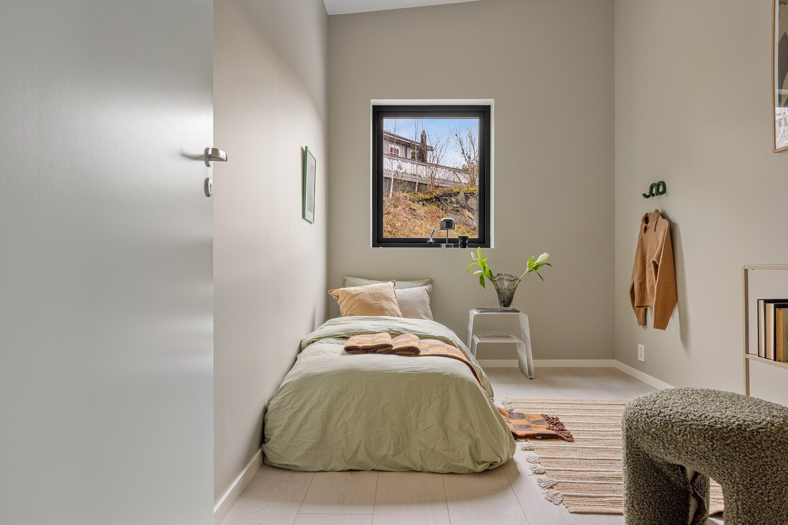 Alle soverommene har god plass til å innredes med seng, nattbord og garderobeløsning. Galleribilde