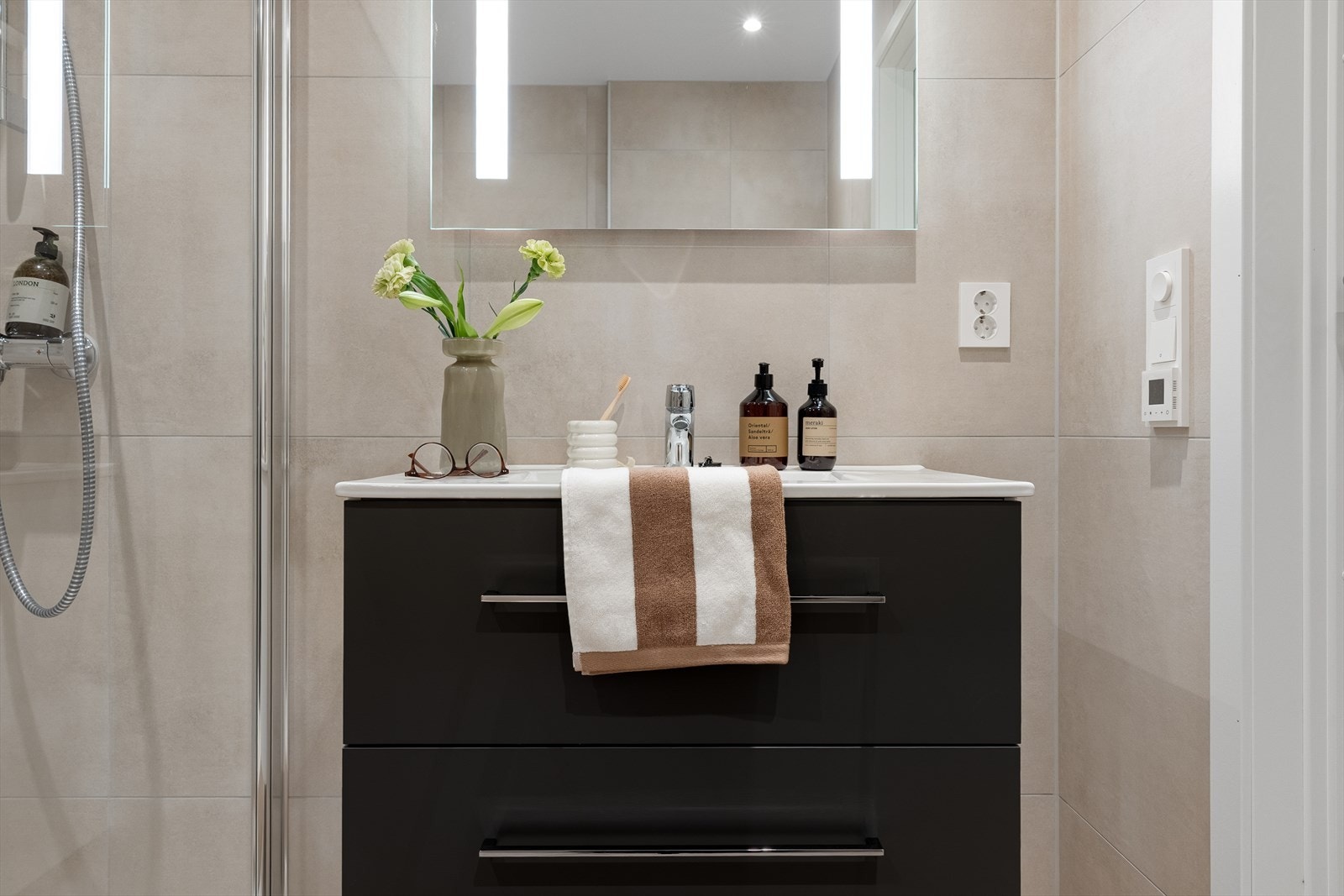 Badet er innredet med servant, toalett, dusj og skyvedørsgarderobe. Galleribilde