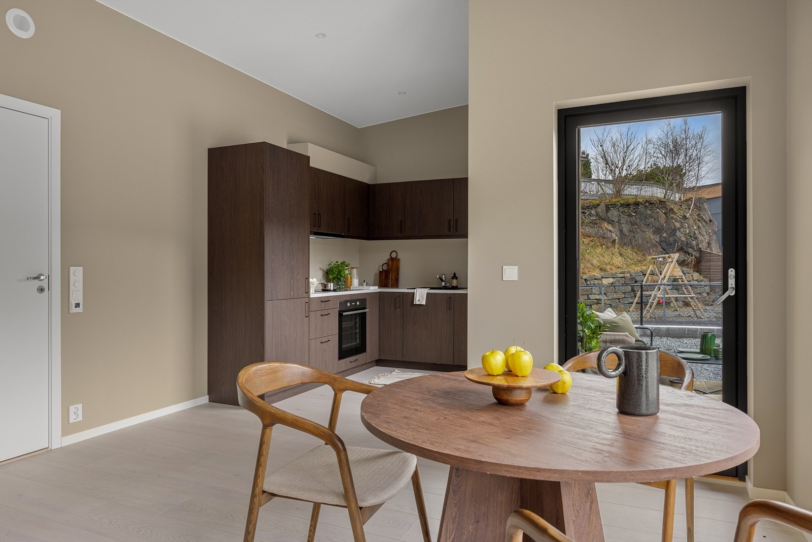 Fra stuen er det utgang til en koselig uteplass. Galleribilde