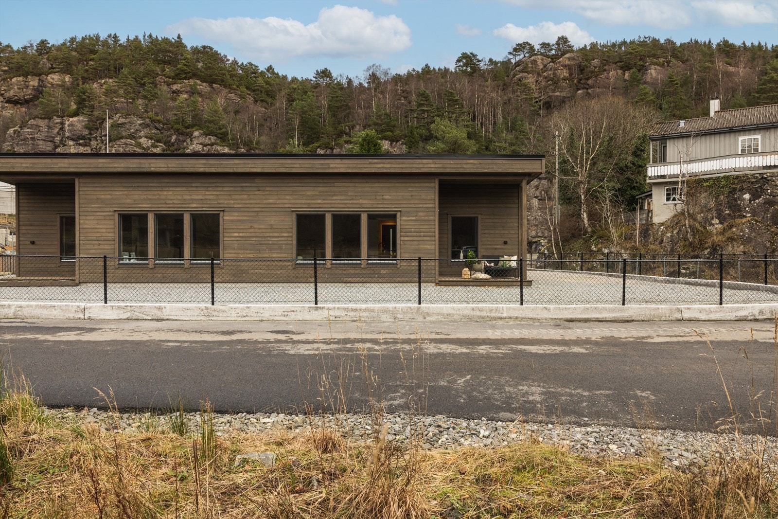 Fra boligen er det er kort vei til dagligvarebutikker og en rekke fasiliteter og servicetilbud. Galleribilde