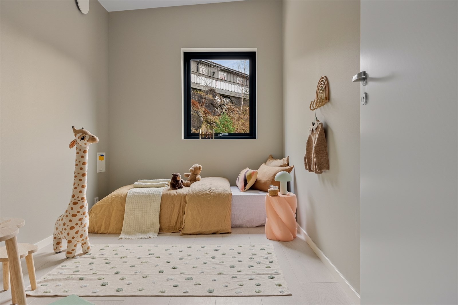 To av soverommene leveres med hvitt garderobeskap med en størrelse på 100x210. Galleribilde