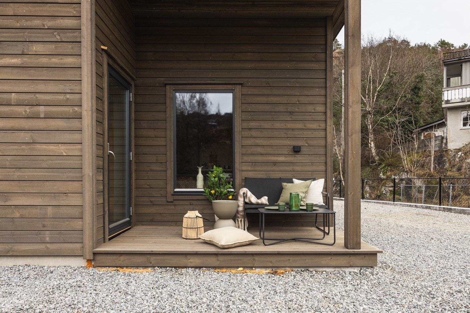 Boligen har en stor uteplass hvor man kan innrede etter ønske i ulike soner. Galleribilde