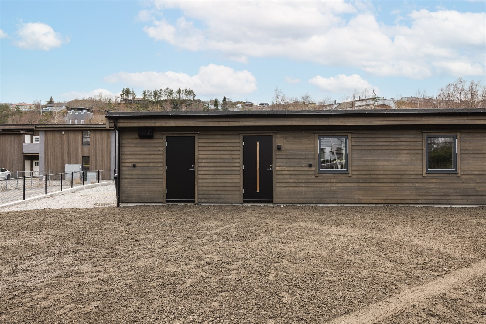 Tilhørende boligen har man også en utvendig bod med god oppbevaringsplass. Galleribilde