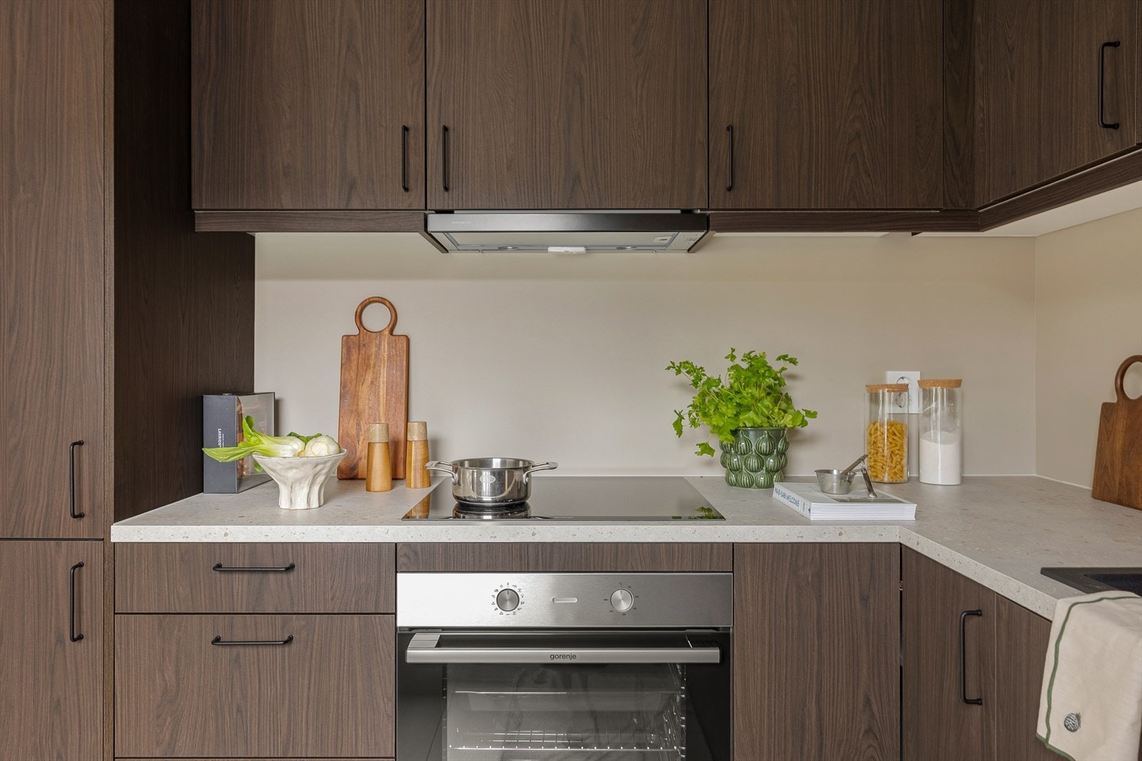 Det er godt med oppbevaringsplass i både skuffer og skap. Galleribilde