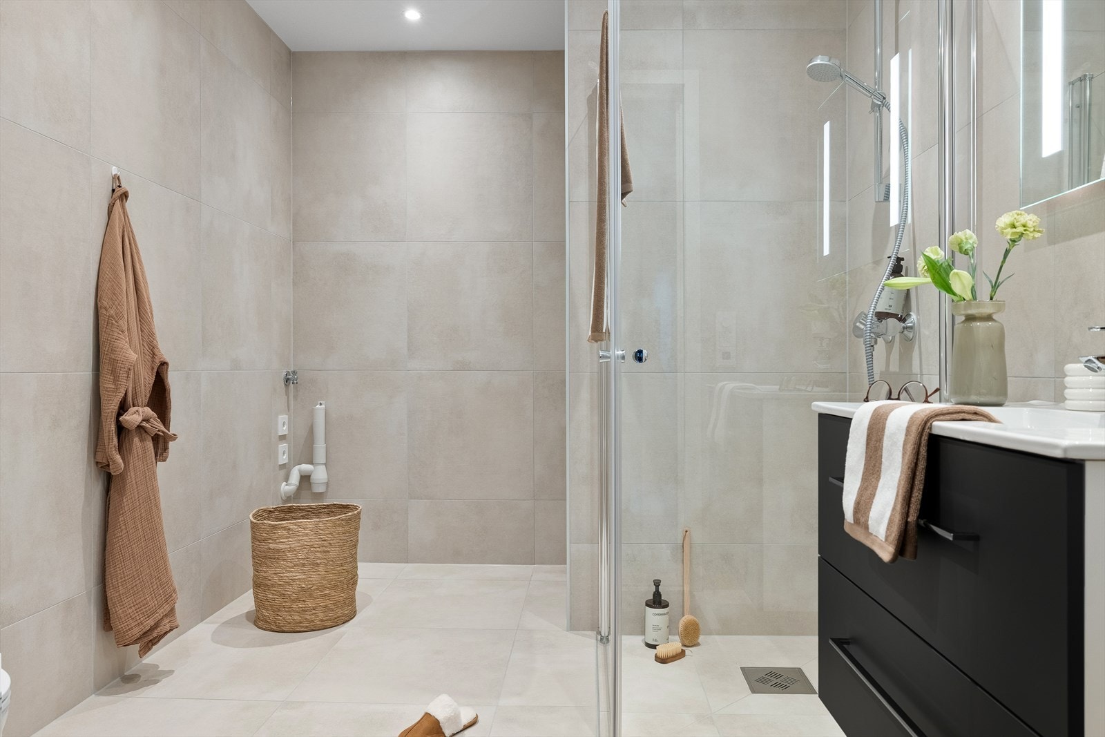 Delikat og moderne helfliset bad. Galleribilde