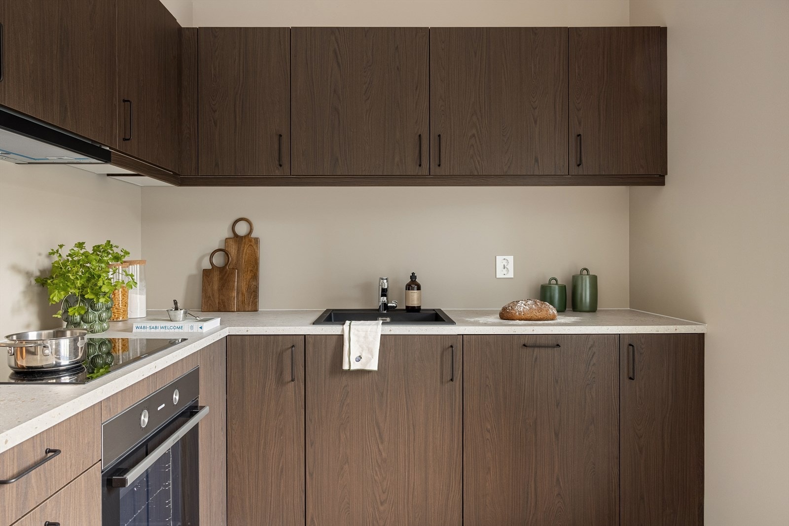 Lekkert kjøkken med integrerte hvitevarer. Galleribilde