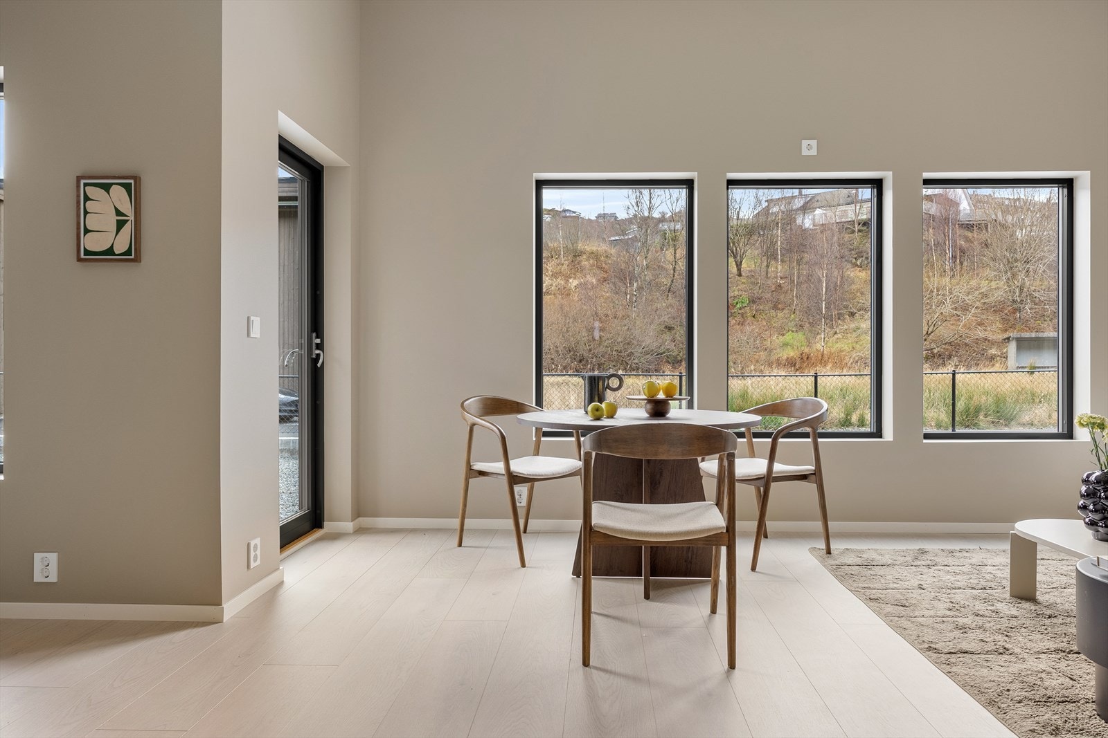 Store vindusflater gir godt med naturlig lysinnslipp. Galleribilde