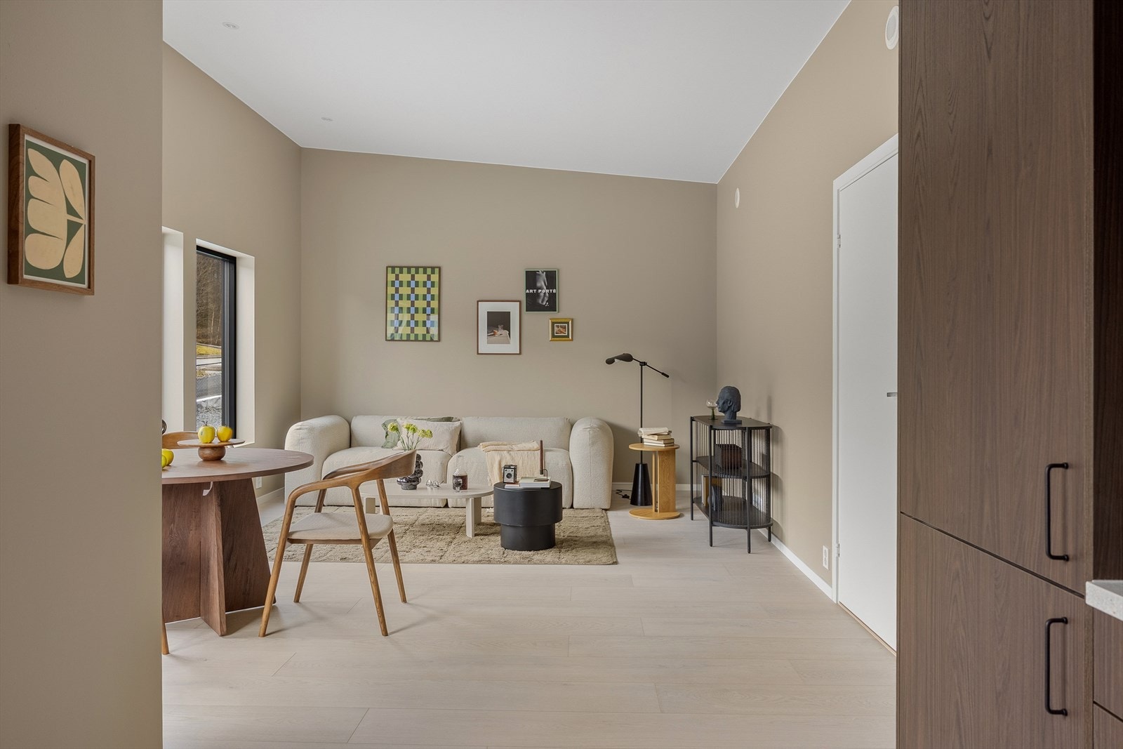 Det er varmekabler i stue/kjøkken, gang, bad og på alle de 3 soverommene. Galleribilde