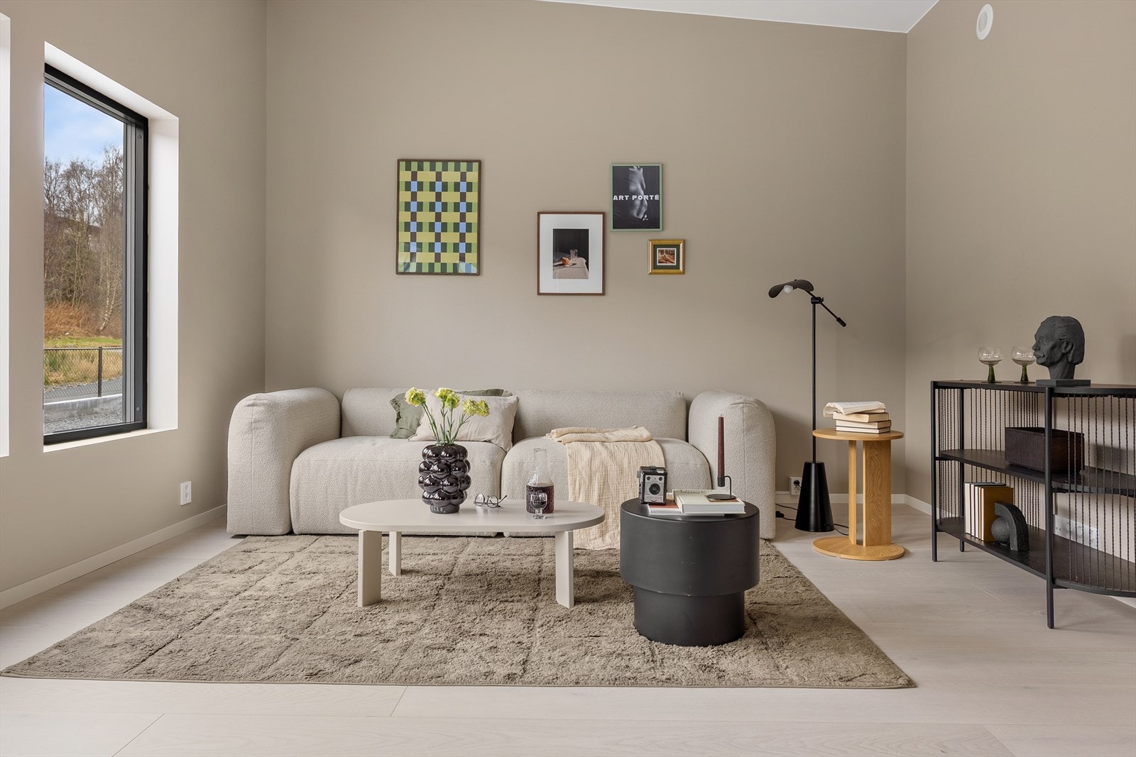 Boligen går over ett plan og inneholder stue/kjøkken, gang, bad, 3 soverom og bod. Galleribilde