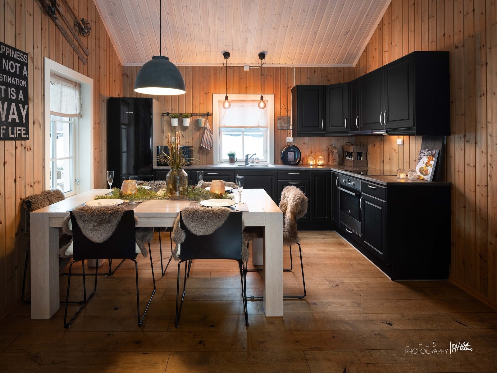 Kjøkkenet har integrerte hvitevarer med oppvaskmaskin, komfyr og steketopp. Kjøl/frys er frittstående Galleribilde