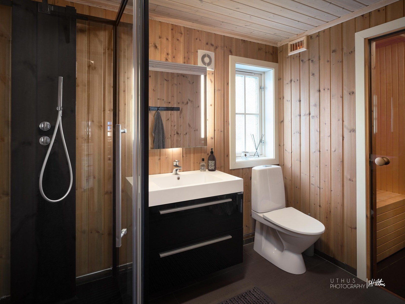 Hytten har et lekkert bad med badstue Galleribilde