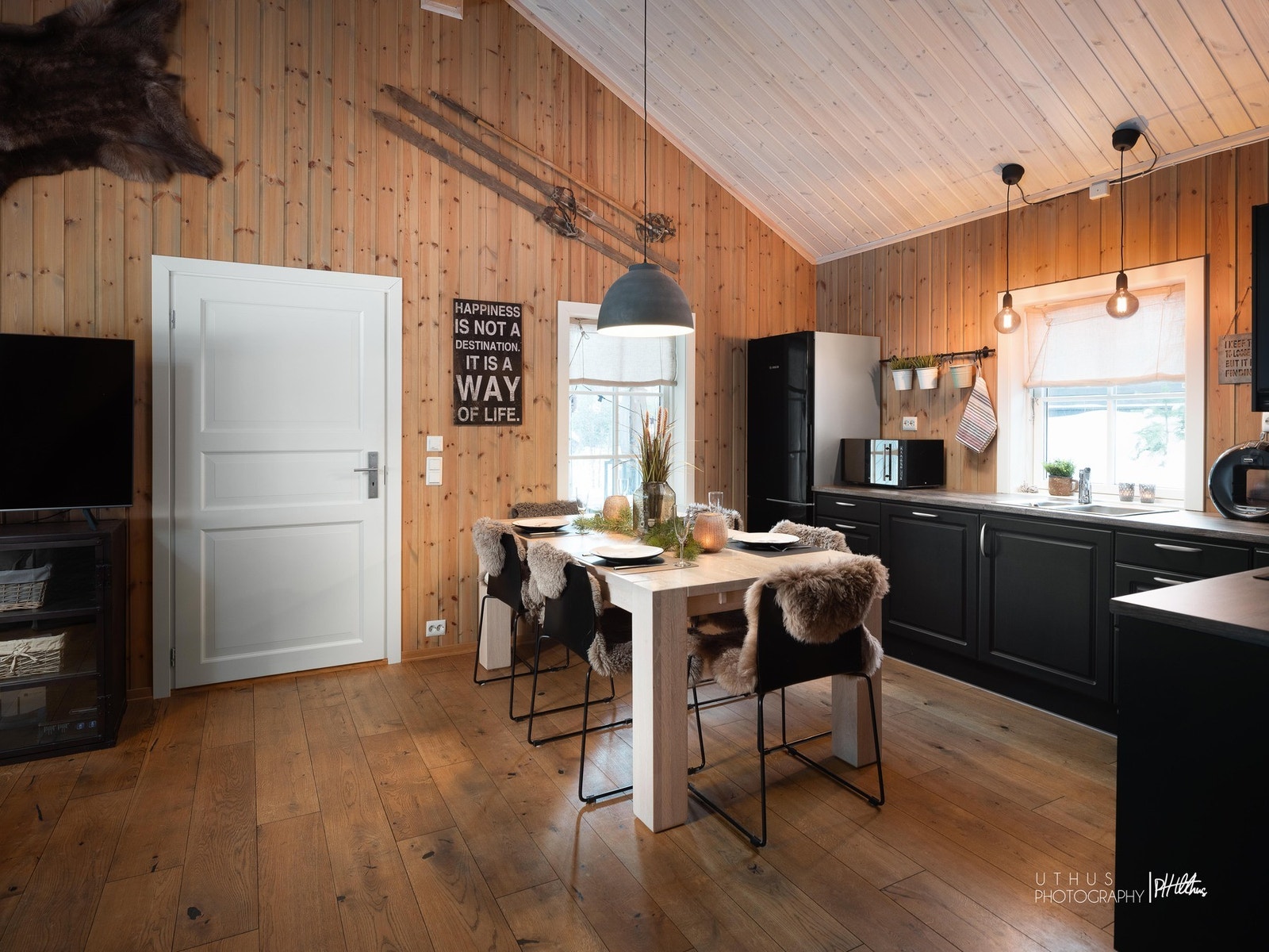 Lekkert kjøkken med plass til spisebord Galleribilde