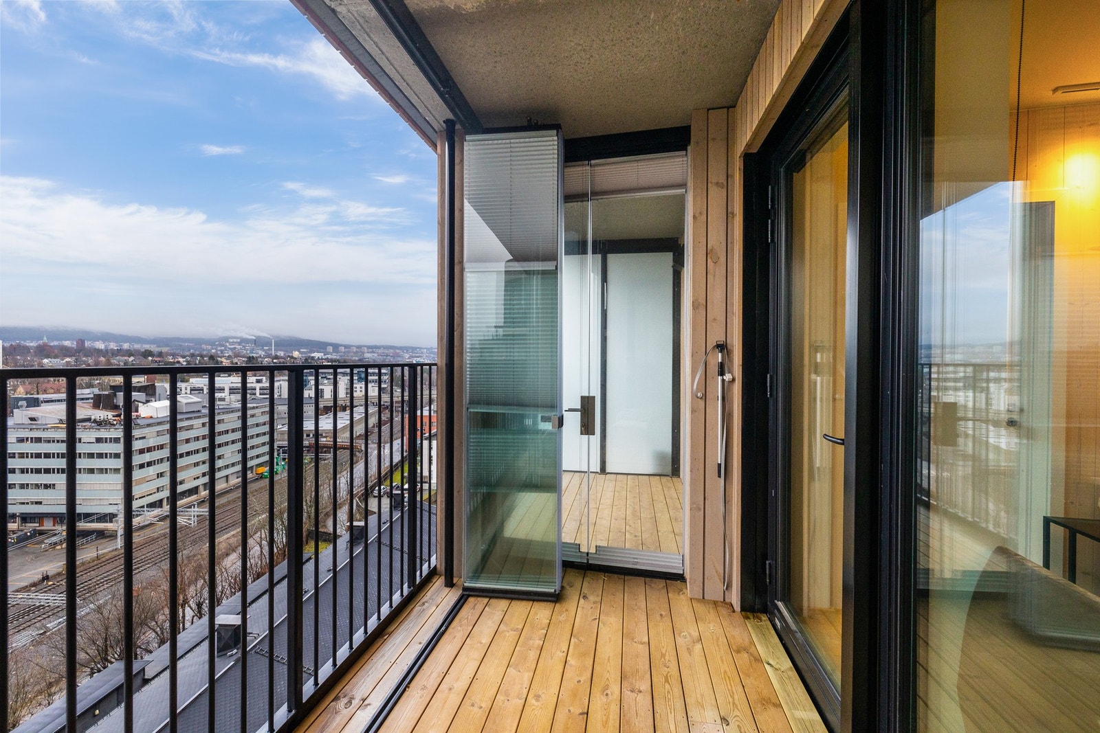 Balkong på totalt 13 kvm hvorav 5 kvm er innglasset Galleribilde