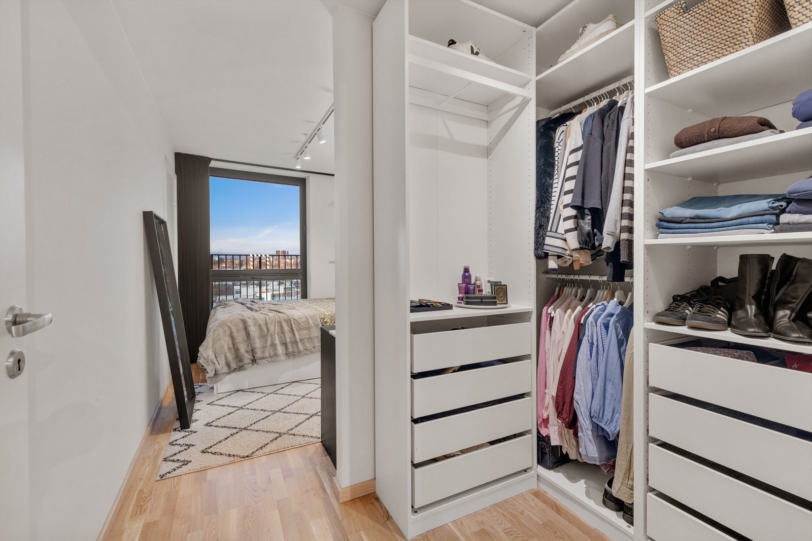 Praktisk walk-in garderobe Galleribilde