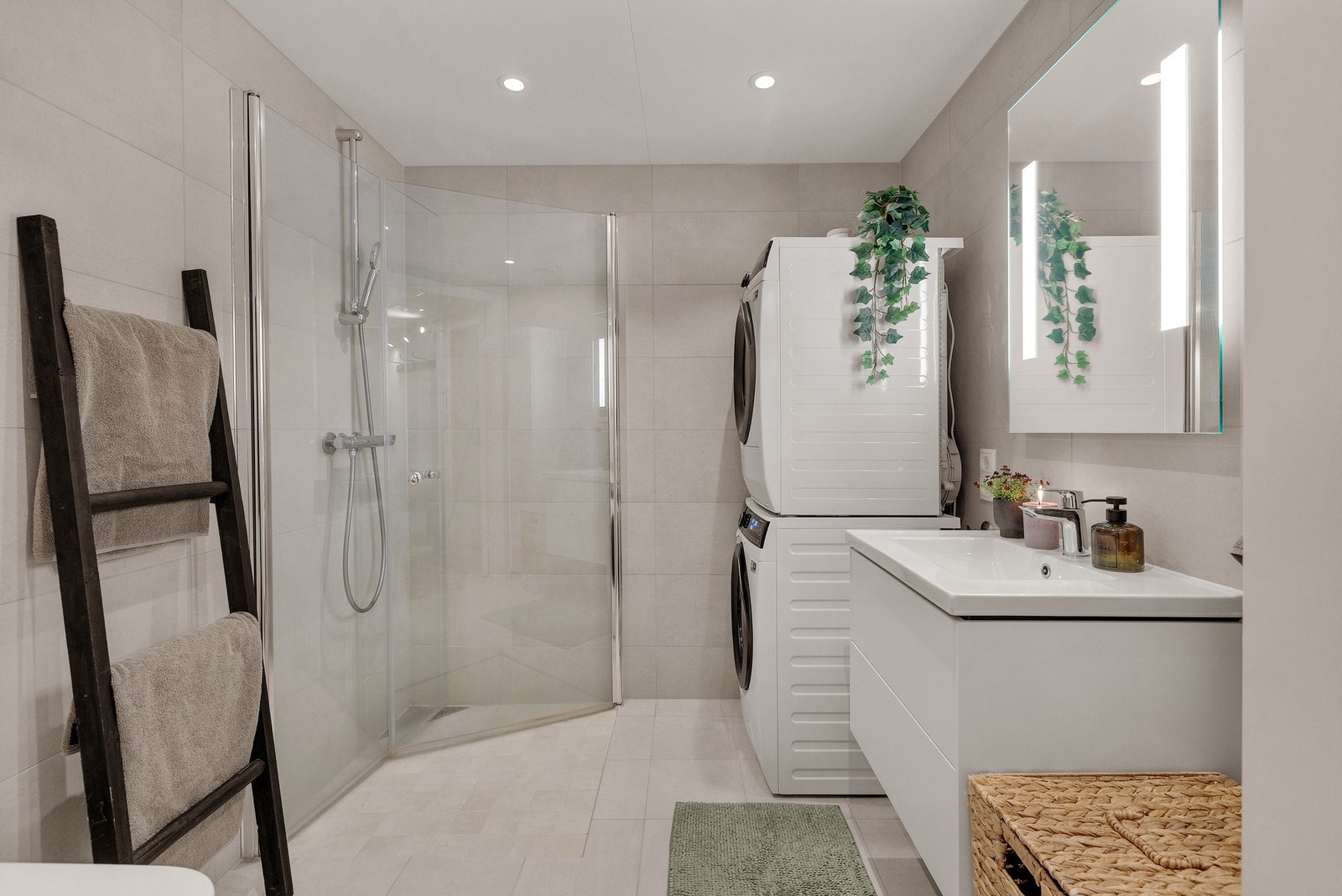 Svært delikat baderom med opplegg for vaskemaskin Galleribilde