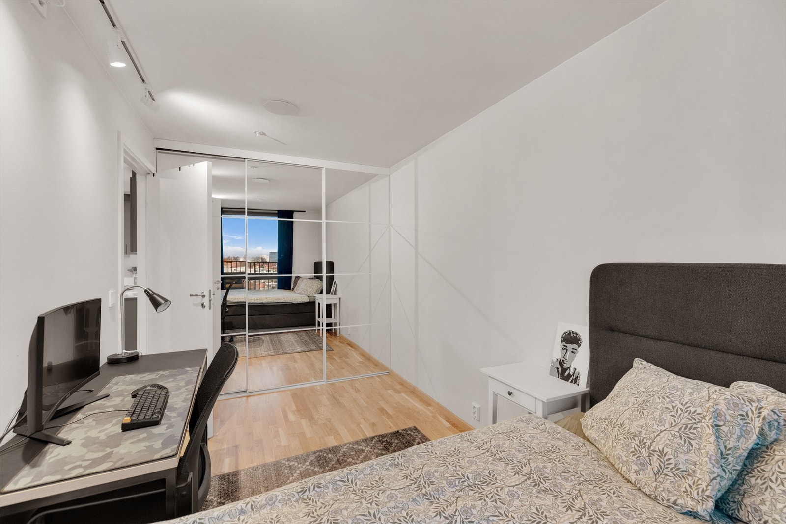 Praktisk, speilbelagt skyvedørsgarderobe Galleribilde