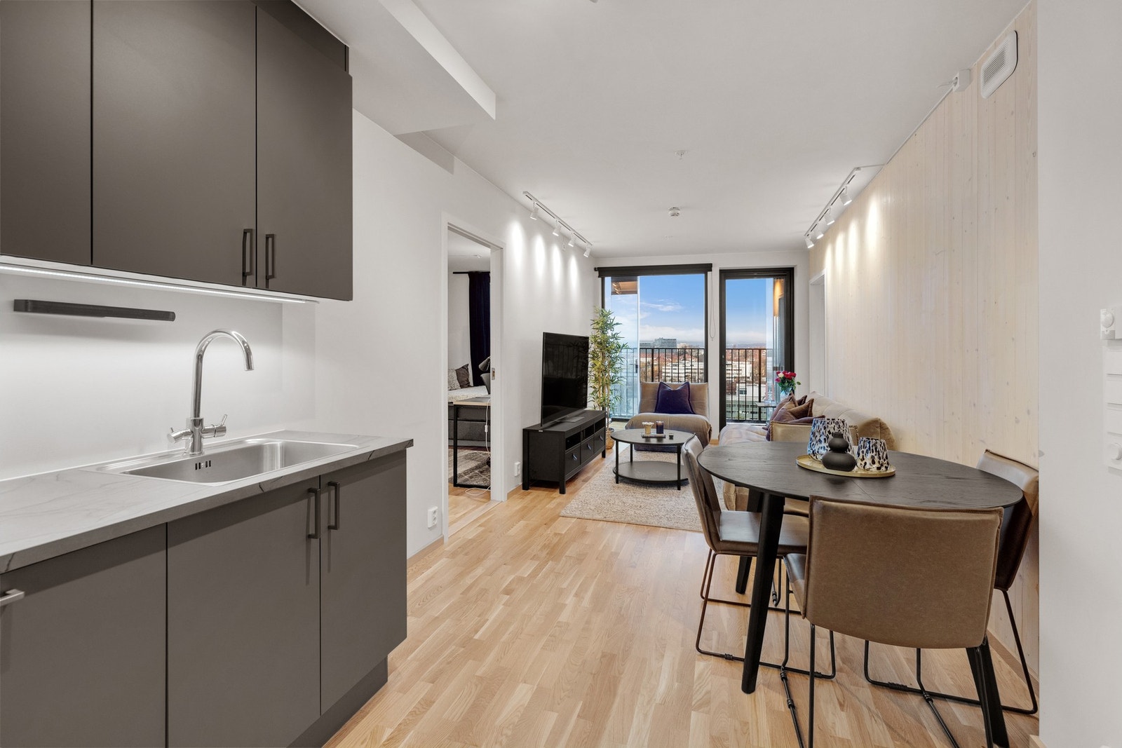 Stuen er lys og luftig med med store vindusflater Galleribilde