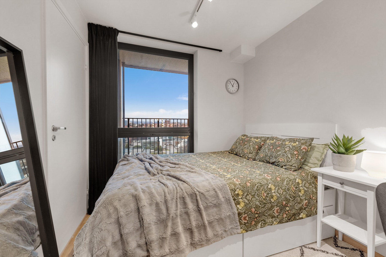 Soverom I med plass til dobbeltseng og tilhørende møblement Galleribilde