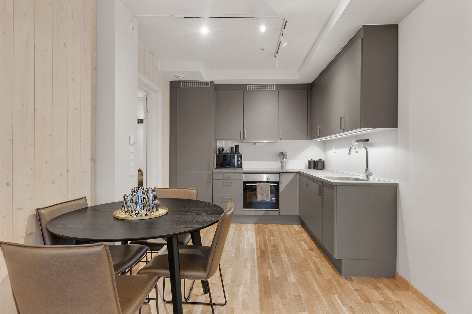 Stilrent kjøkken, godt med skap- og benkeplass Galleribilde