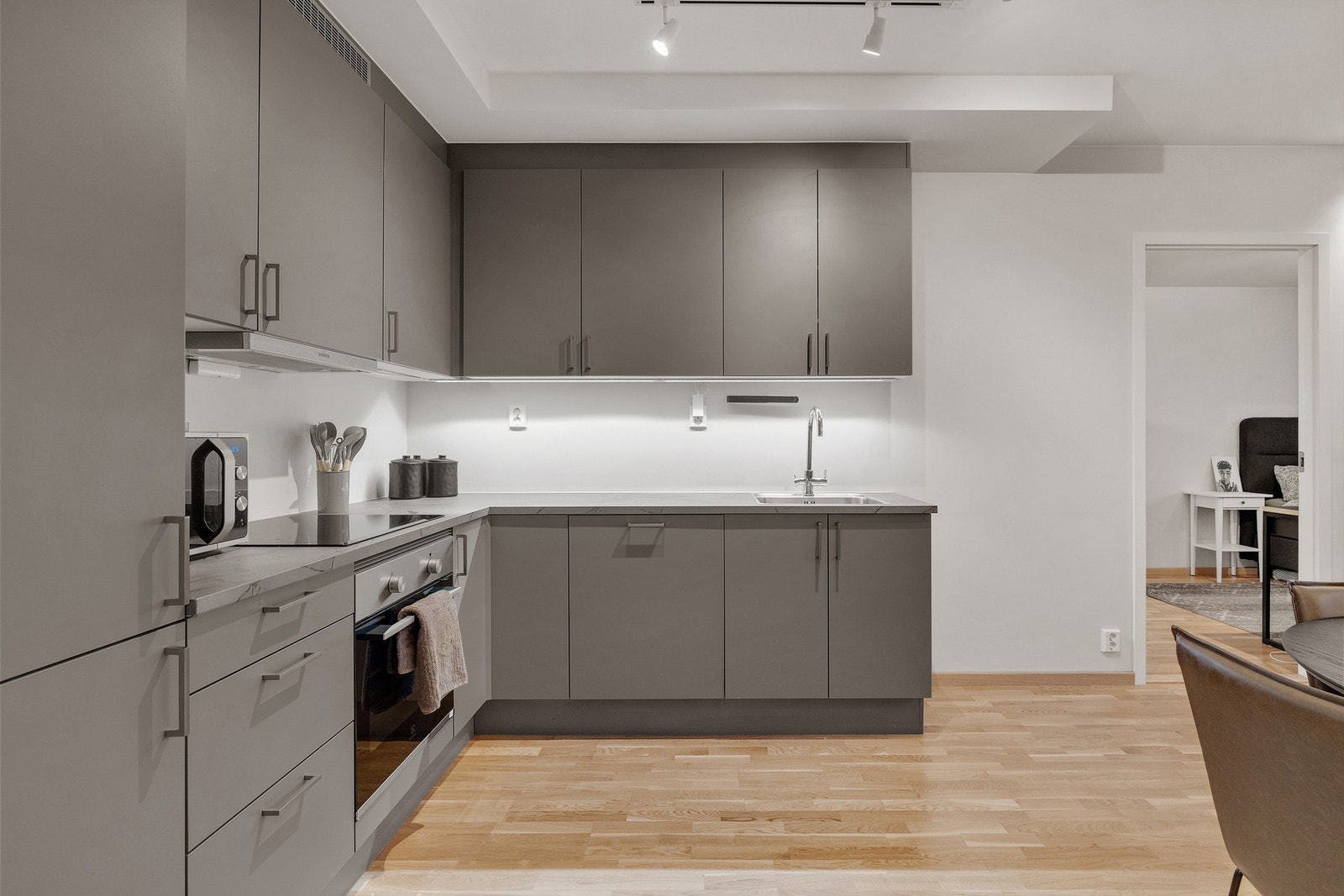 Integrerte hvitevarer som kombiskap, stekeovn og oppvaskmaskin medfølger Galleribilde