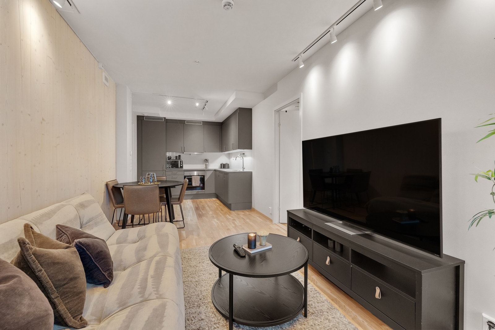 Stue & kjøkken i åpen, sosial løsning Galleribilde