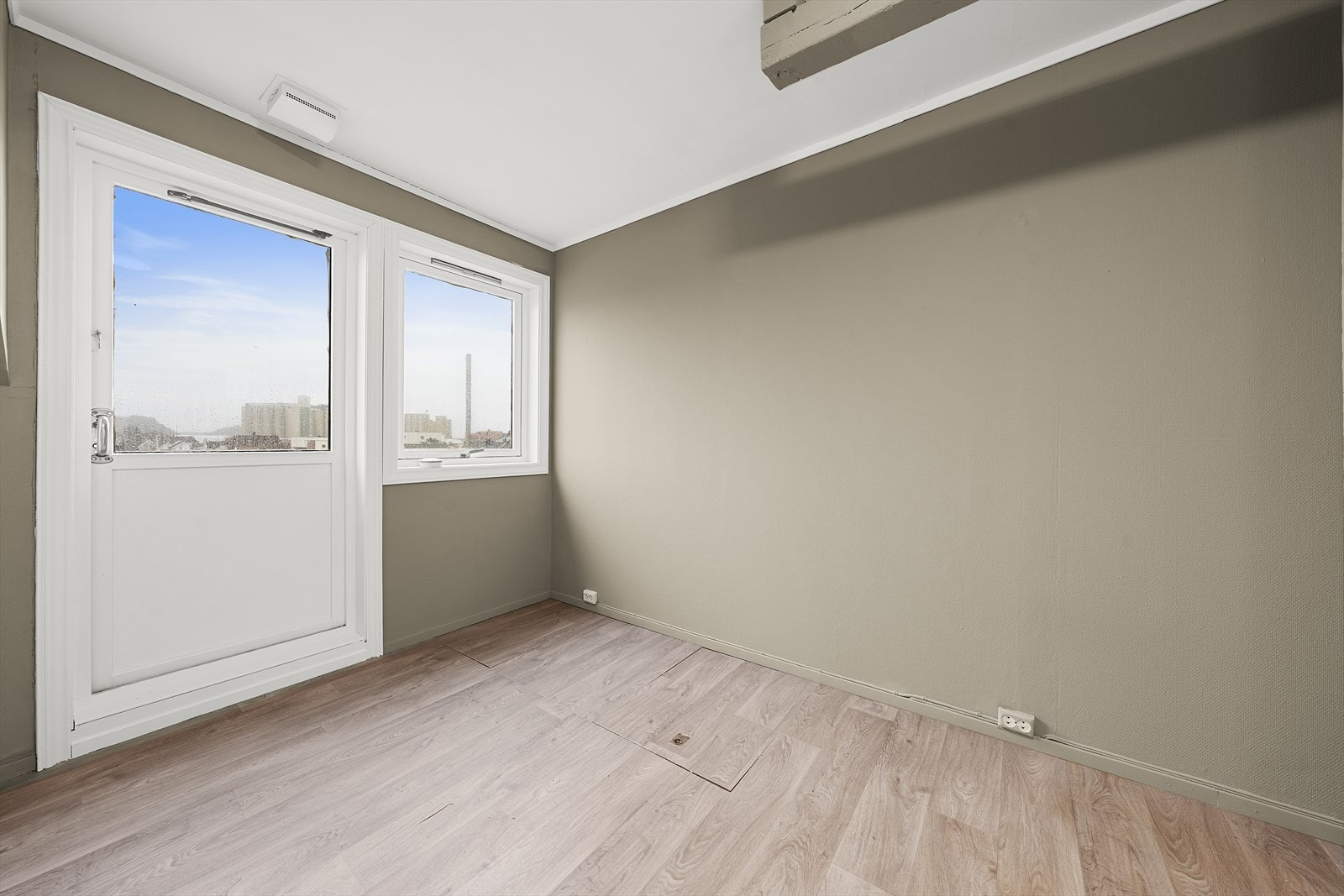 Gang med utgang til balkong Galleribilde