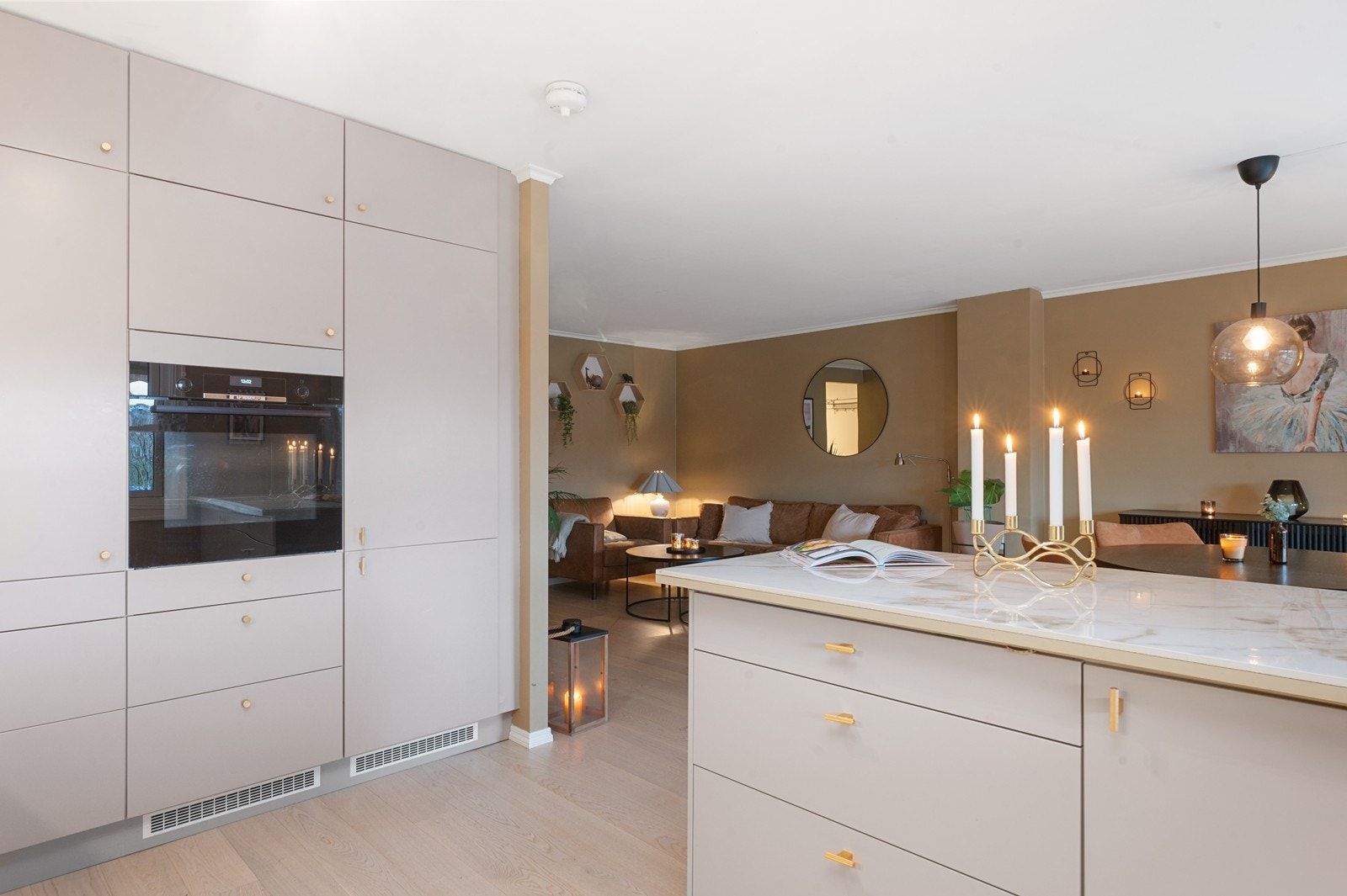 Godt med skapplass og en ny varmtvannsbereder fra 2021 montert i benkeskap. Galleribilde