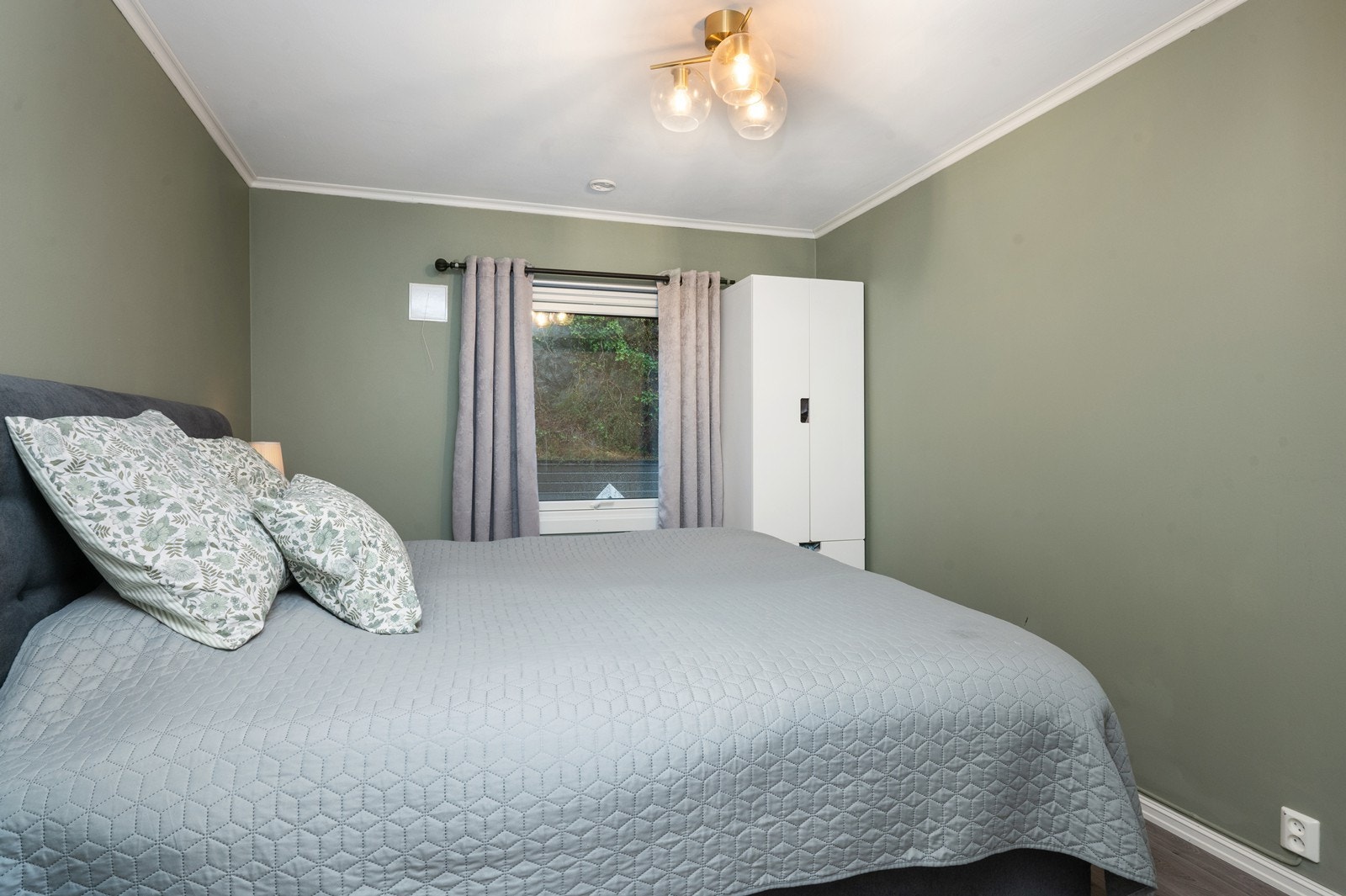 Hovedsoverommet har plass til dobbeltseng og garderobeløsning. Galleribilde