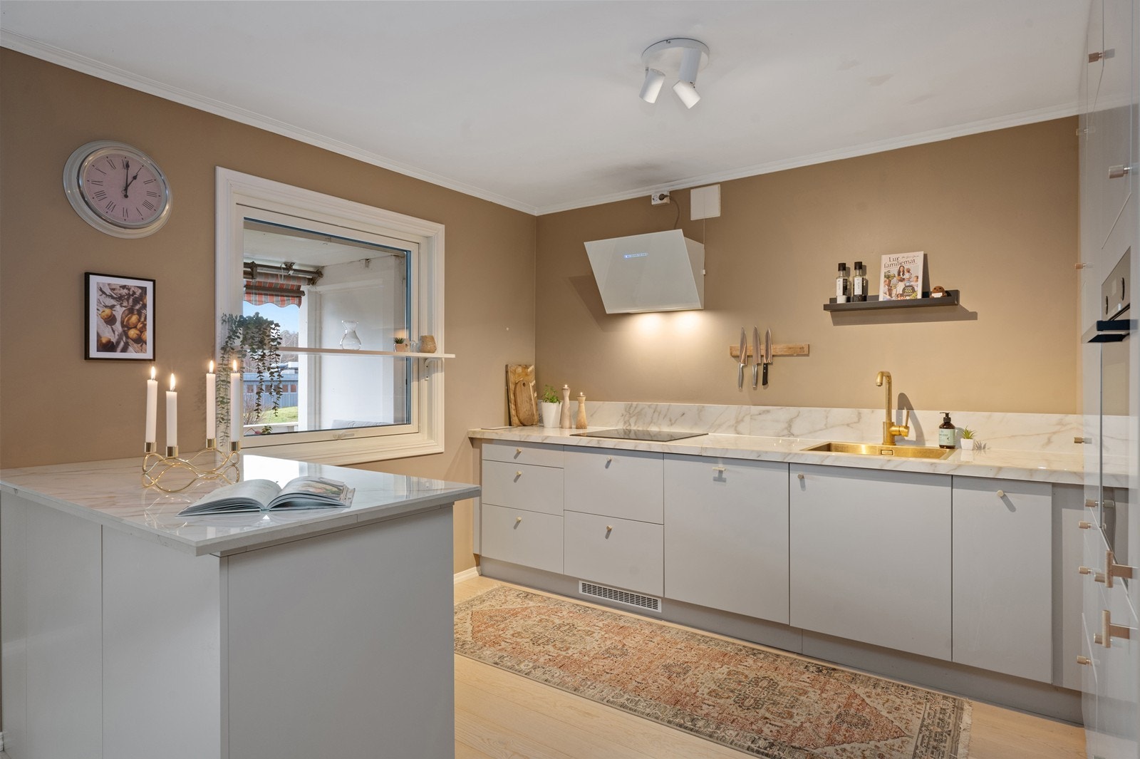 Innredningen har slette fronter og en solid benkeplate i stein, som gir rikelig med arbeidsflate. For ekstra trygghet er det installert Waterguard på kjøkkenet. Galleribilde