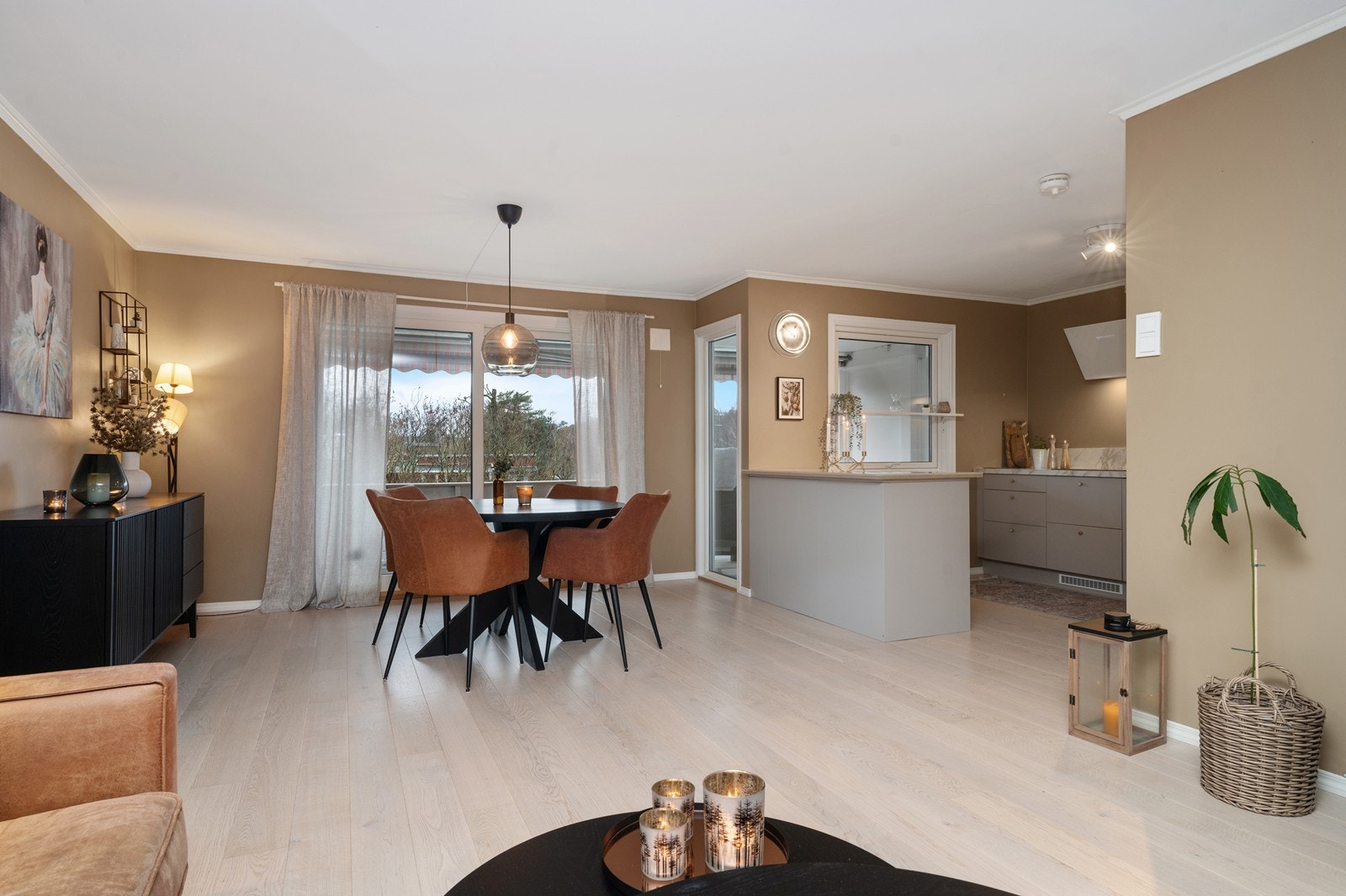 Fra stuen er det direkte utgang til en romslig, vestvendt balkong. Galleribilde