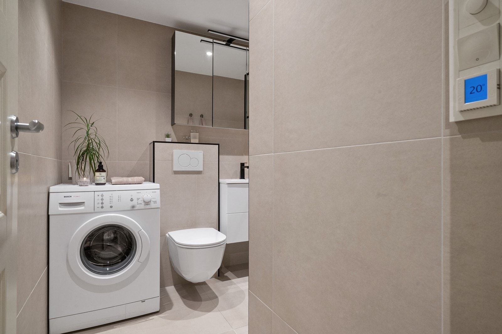 Badet ble modernisert i 2021 og har flislagte overflater med elektriske varmekabler i gulvet. Galleribilde