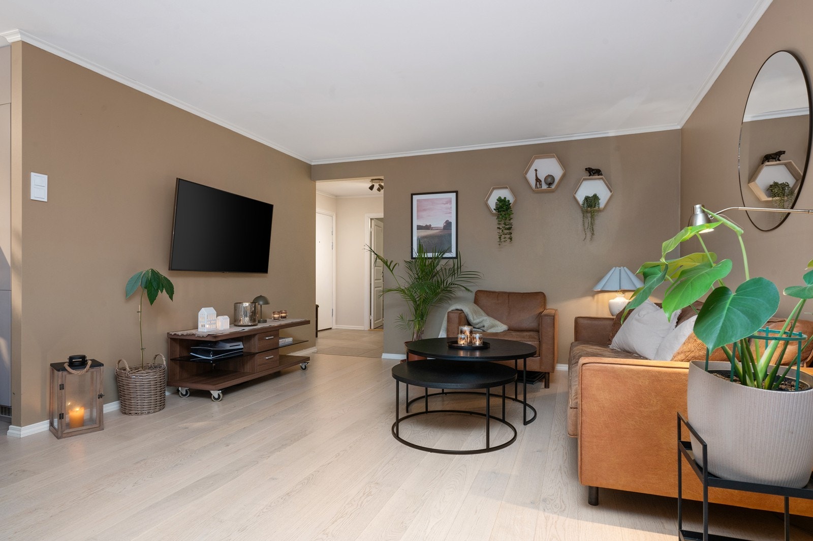 Stuedelen har god plass til både sittegruppe og spisebord. Galleribilde