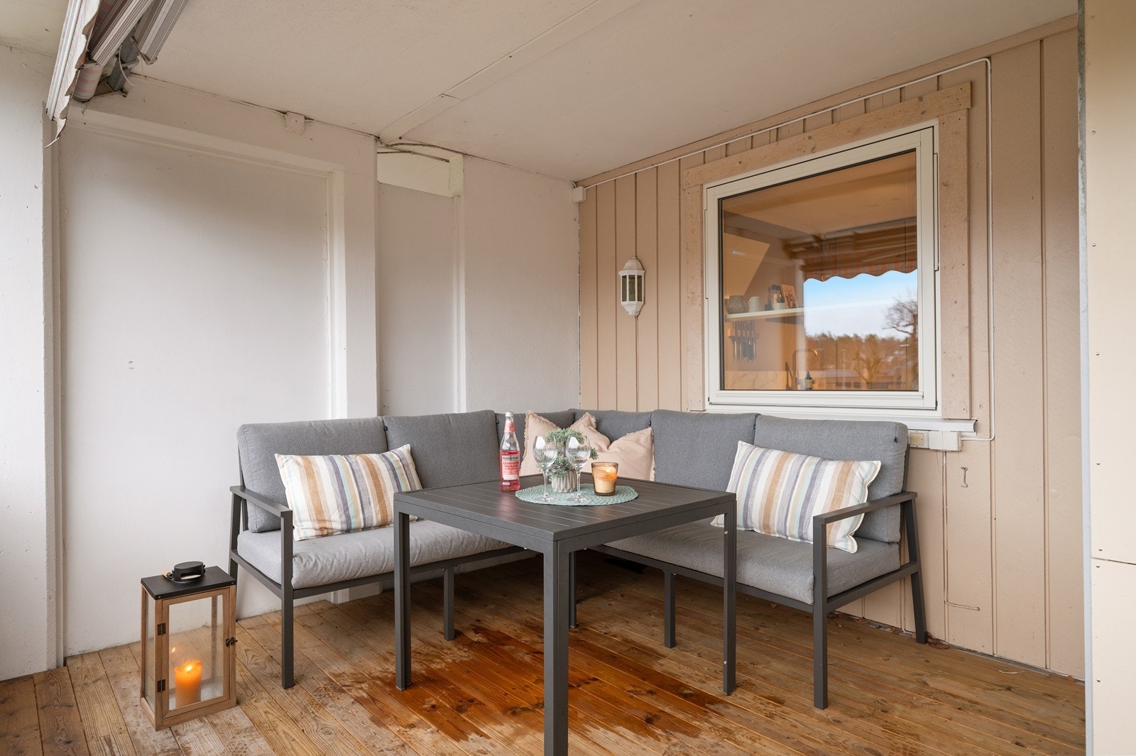 Balkongen fungerer som en forlengelse av stuen og har utsikt mot felles grøntarealer. Galleribilde