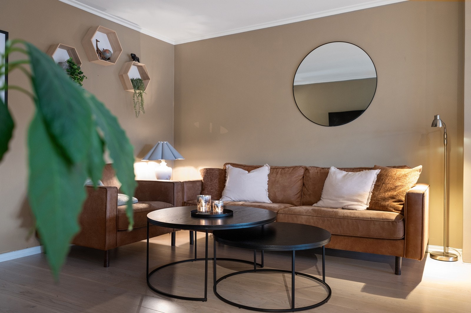 Gjennomgående laminatgulv og slettmalte vegger gir et helhetlig inntrykk. Galleribilde