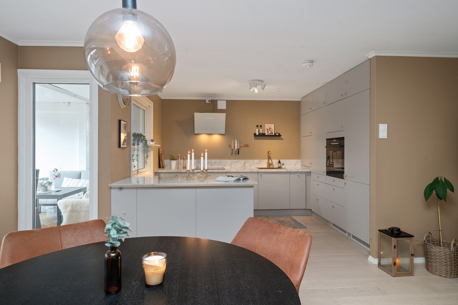 Kjøkkenet er utstyrt med integrert komfyr, platetopp, kjøl-/fryseskap og oppvaskmaskin. Galleribilde