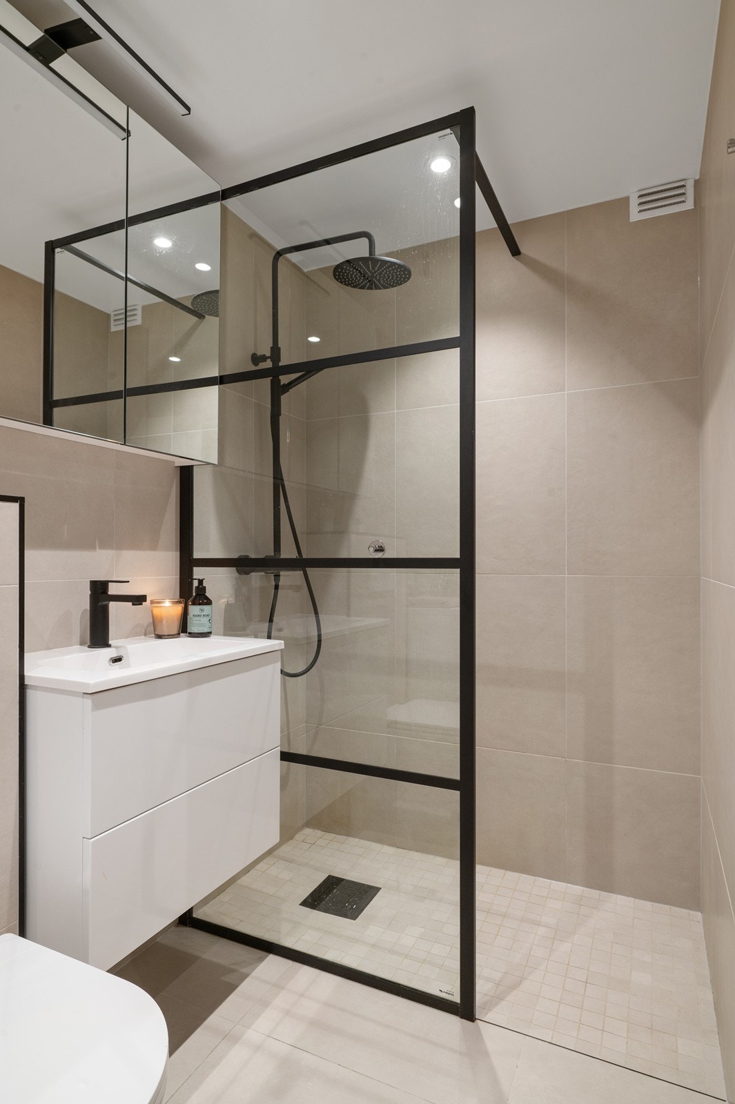 Innredningen består av en servantseksjon, vegghengt toalett og et dusjhjørne med opplegg for vaskemaskin. Galleribilde