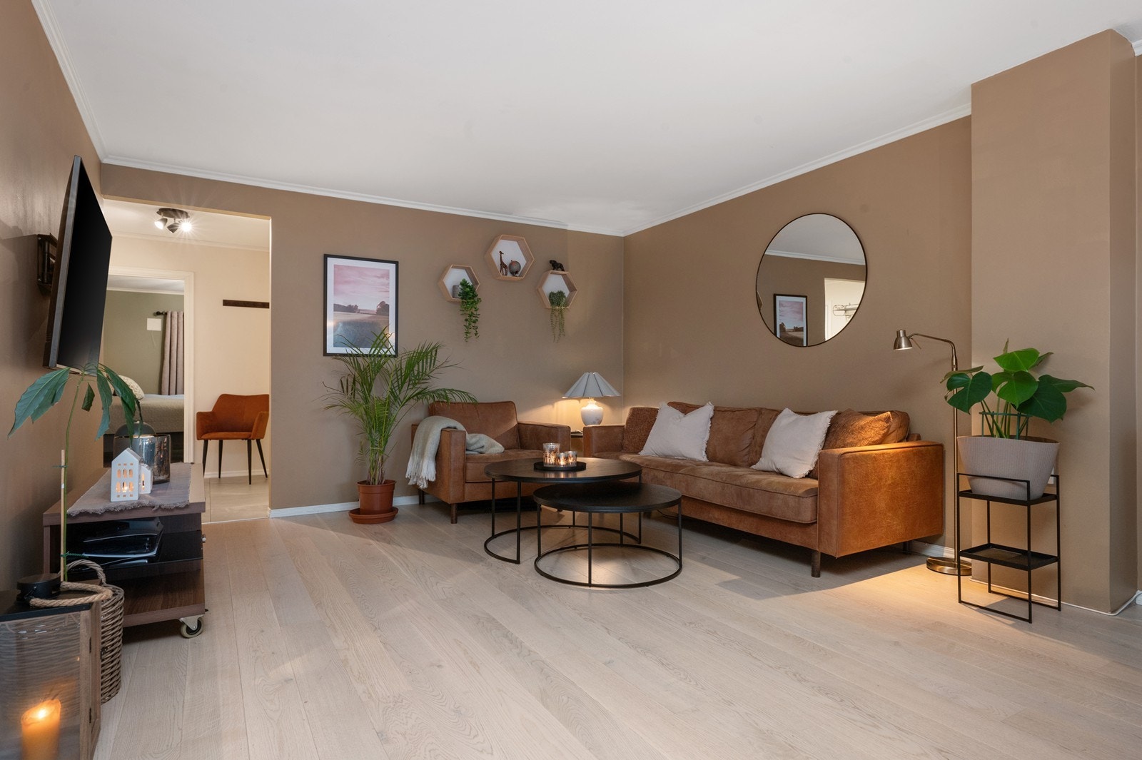 Den åpne løsningen mellom stue og kjøkken skaper en god romfølelse. Galleribilde