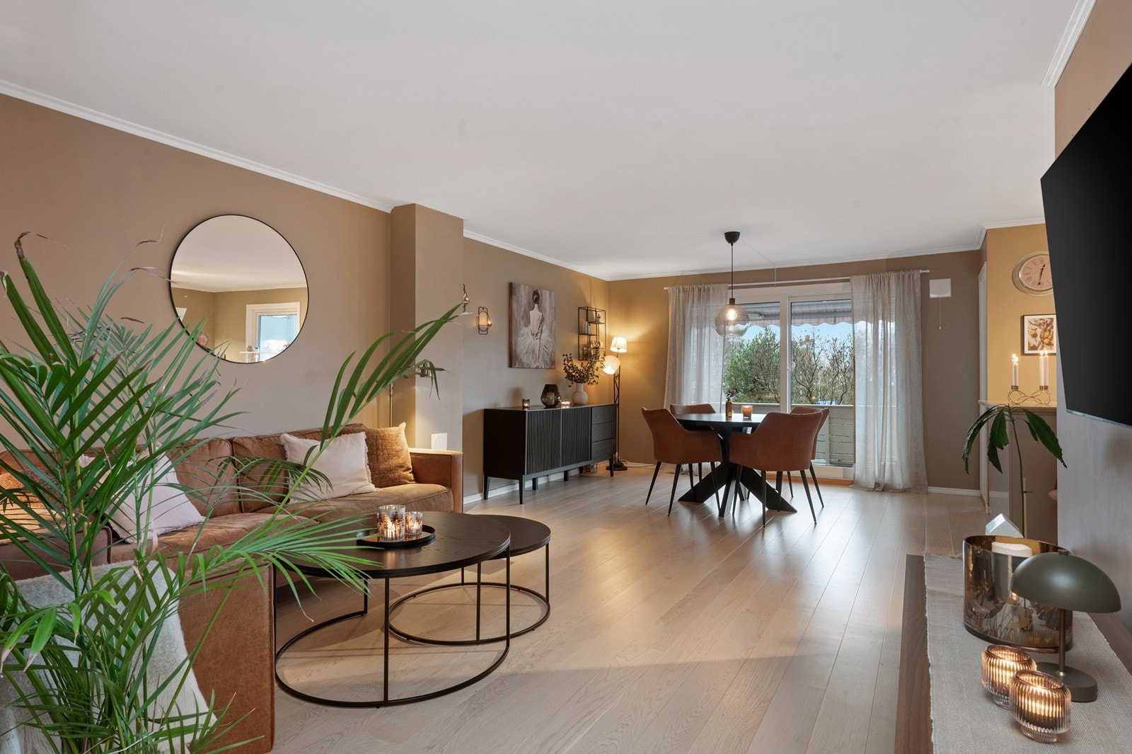 Velkommen til Refsnesalleen 19A! Pen 3-roms andelsleilighet beliggende på Refsnes på Jeløya. Galleribilde